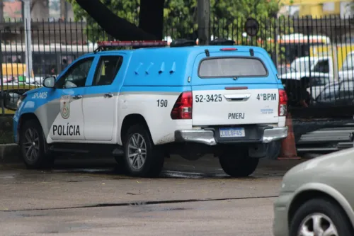 Policiais estiveram na manhã desta quinta (24) no IML, no Centro do Rio