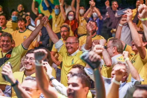 Alckmin junto com a equipe de transição comemorando o gol