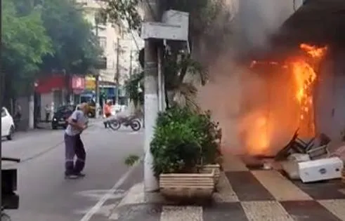 Um caminhão-pipa foi encaminhado para auxiliar no combate das chamas, antes da chegada dos bombeiros