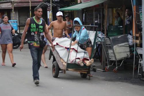 Moradores carregaram um corpo coberto por uma manta para a rua principal. Eles alegam que a vítima é inocente