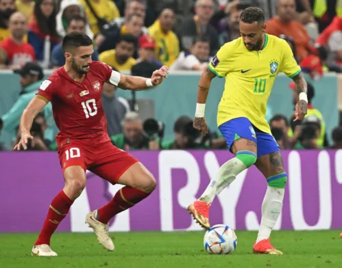 Neymar se machucou no segundo tempo do jogo contra a Sérvia