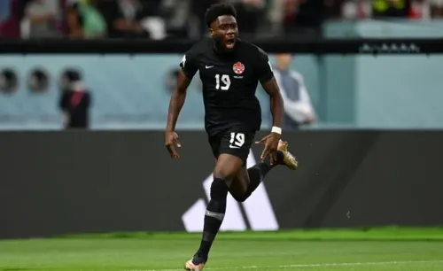 Alphonso Davies estabeleceu dois recordes neste domingo