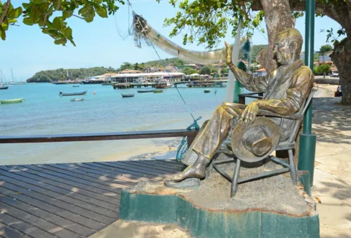 A estátua foi inaugurada em 2006 em frente a localidade conhecida como Solar do Peixe Vivo