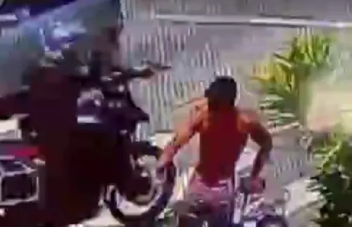 Momento em que o motociclista saca a sua arma