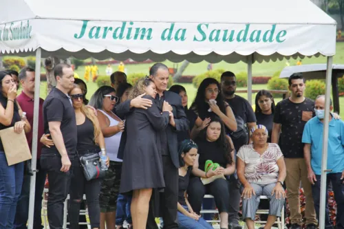 Parentes, desolados, prestaram as últimas homenagens ao jovem