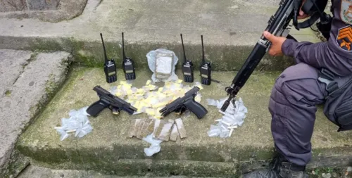 Pistolas, drogas e rádios foram apreendidos na ação