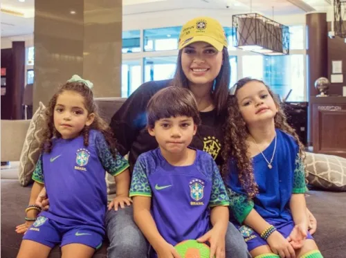 Laís Moraes, mulher de Ederson, goleiro reserva da Seleção, junto com os três filhos no Catar