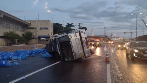 O caminhão tombou na altura do km 321, em Niterói