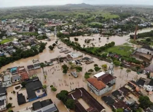 Em Carapebus, represa rompeu e cidade ficou alagada