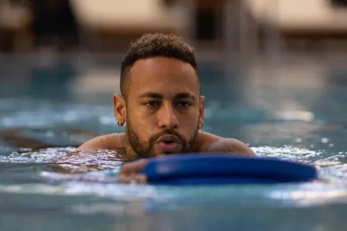 Neymar faz tratamento na piscina