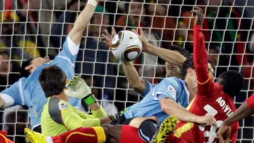 Suárez tirou a bola com as mãos em cima da linha na Copa de 2010, eliminando Gana