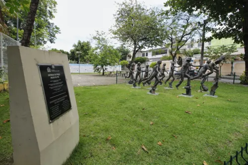 Em Realengo, uma estátua homenageia as crianças mortas no massacre