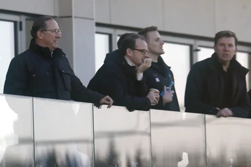 John Textor, à esquerda, estava presente acompanhou de perto o amistoso do Glorioso