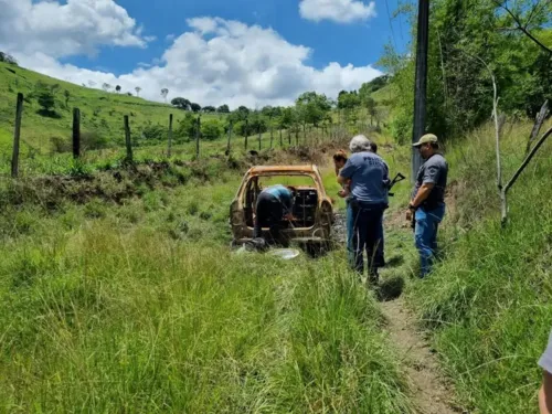 O corpo e o carro da vítima estavam em uma área de mata