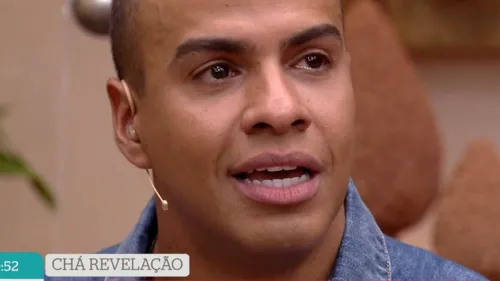 Thiago se emocionou durante a revelação