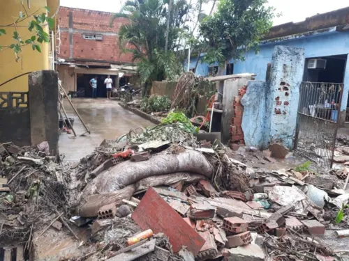 Cidade ficou destruída após temporal, duas pessoas morreram