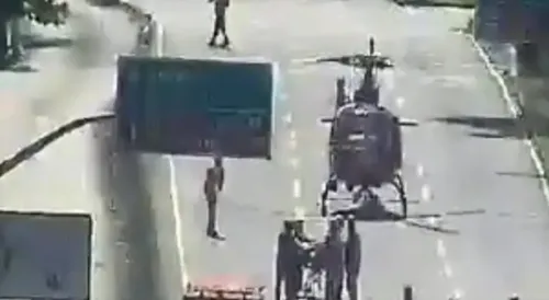 Devido a gravidade, um helicóptero da corporação pousou na pista para prestar socorro