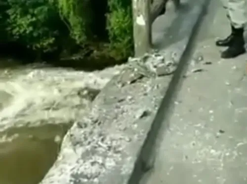 Carro despencou da ponte que cruza Seropédica e Nova Iguaçu