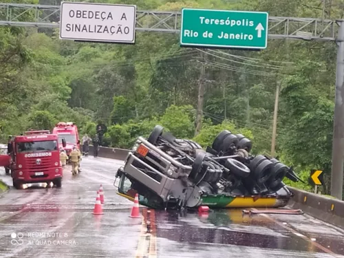 Carreta capota e interdita BR-116