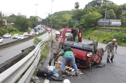 O veículo, modelo Uno, ficou com a parte frontal destruída, e parou de cabeça para baixo