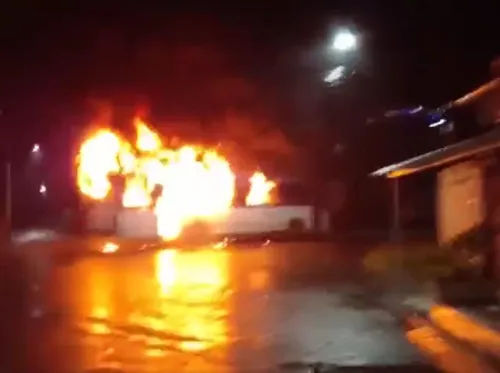 Bombeiros de Jacarepaguá foram acionados para combater o incêndio em um ônibus