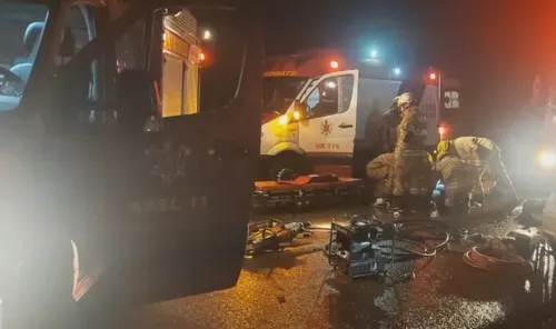 Segundo o Corpo de Bombeiros, chovia bastante no momento em que um cabo de alta tensão caiu