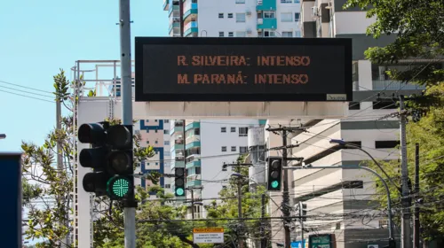 O fluxo na via é intenso e deixa os motoristas irritados com o transtorno