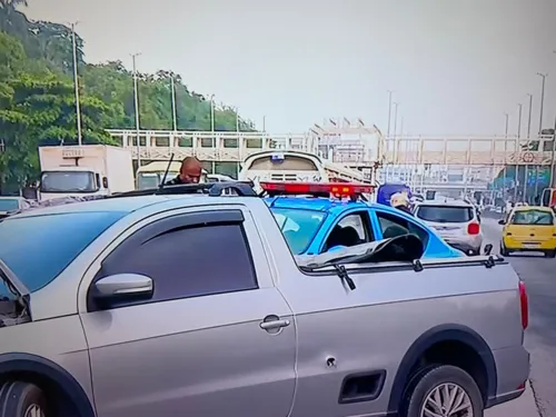 Carro do PM foi alvejado na altura de Bonsucesso, no sentido Zona Oeste