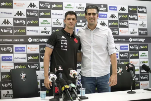 Mauricio Barbieri posa ao lado de Paulo Bracks, diretor de futebol do Vasco