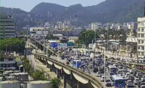 Alto fluxo de veículos complicou o trânsito