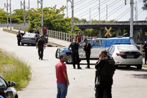 Um homem, que trocou tiros com os policiais, acabou morto no local