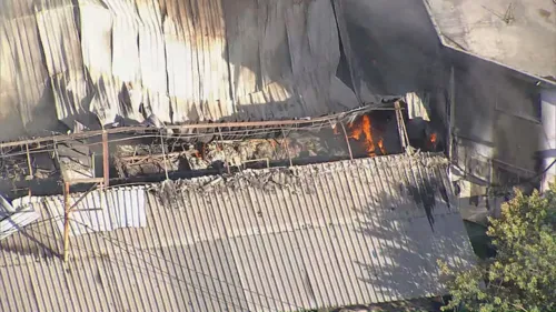 Chamas destruíram a estrutura do galpão