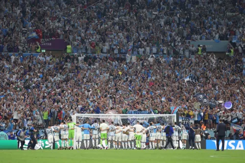 Jogadores comemoram junto com a torcida