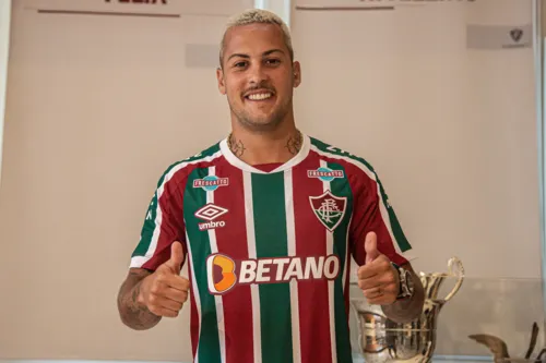 Guga posa com a camisa do Fluminense