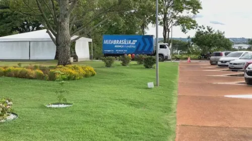 Caminhão de Mudança deixando o Palácio da Alvorada