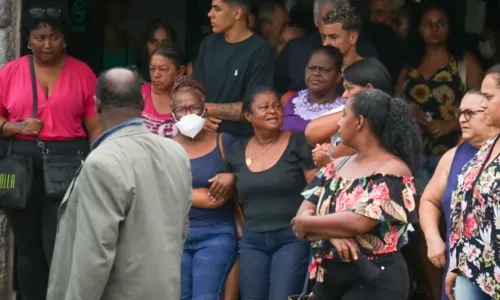 Parentes precisaram ser amparados durante o velório da menina