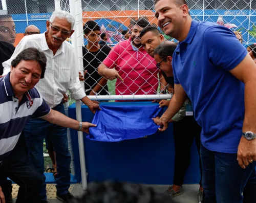 O prefeito, Capitáo Nelson, e o deputado estadual Douglas Ruas  (de azul) participaram da solenidade