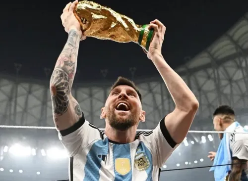 Messi ergue a taça da Copa do Mundo