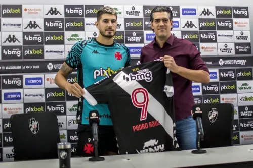 Pedro Raul foi apresentado como novo camisa 9 do Vasco