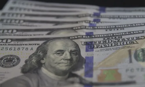 O dólar comercial encerrou esta segunda-feira (19) vendido a R$ 5,309, com alta de R$ 0,015 (+0,28%)