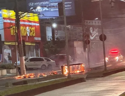 O grupo montou uma barricada de fogo