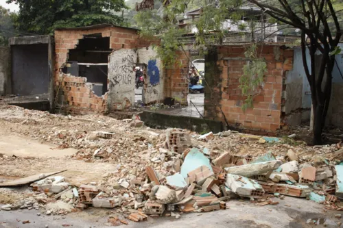 Estão sendo derrubadas diversas construções