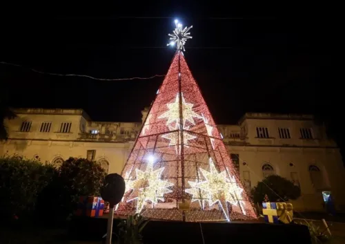 Cidade já recebeu decorações natalinas em diversos pontos