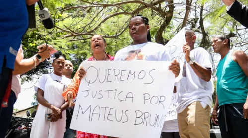 Durante o ato, os gritos eram de que Matheus sempre foi um menino justo e trabalhador. Outras pessoas gritavam por justiça