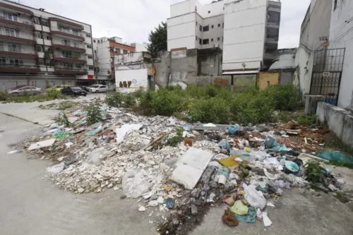 Espaço aberto tem acúmulo de lixo e causa dor de cabeça aos moradores