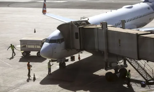 O movimento nos aeroportos do país neste sábado (24) é intenso, mas normal