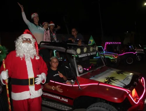 Veículos decorados para o Natal passam pelos principais pontos turísticos da cidade