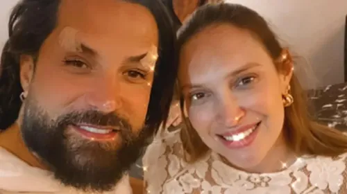 Latino ao lado da médica dermatologista Caroline Pereira