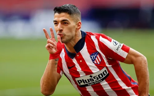 Luis Suárez comemora gol pelo Atlético de Madrid