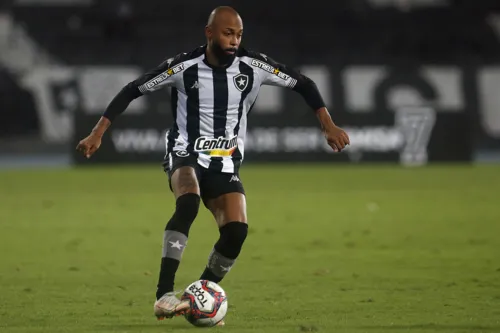 Sem espaço no Botafogo, Chay será emprestado mais uma vez